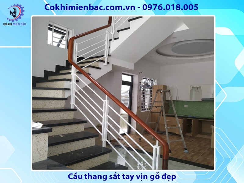 Cầu thang sắt tay vịn gỗ đẹp