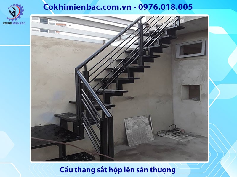 Cầu thang sắt hộp lên sân thượng