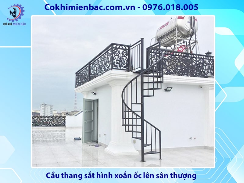 Cầu thang sắt hình xoắn ốc lên sân thượng