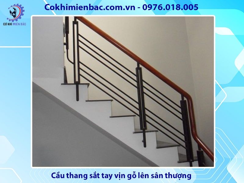 Cầu thang sắt tay vịn gỗ lên sân thượng