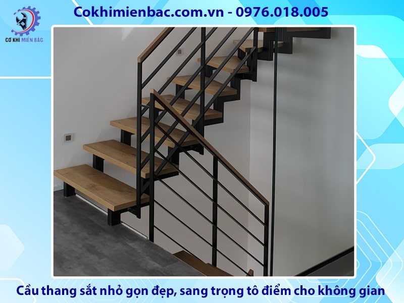 Cầu thang sắt nhỏ gọn đẹp, sang trọng tô điểm cho không gian