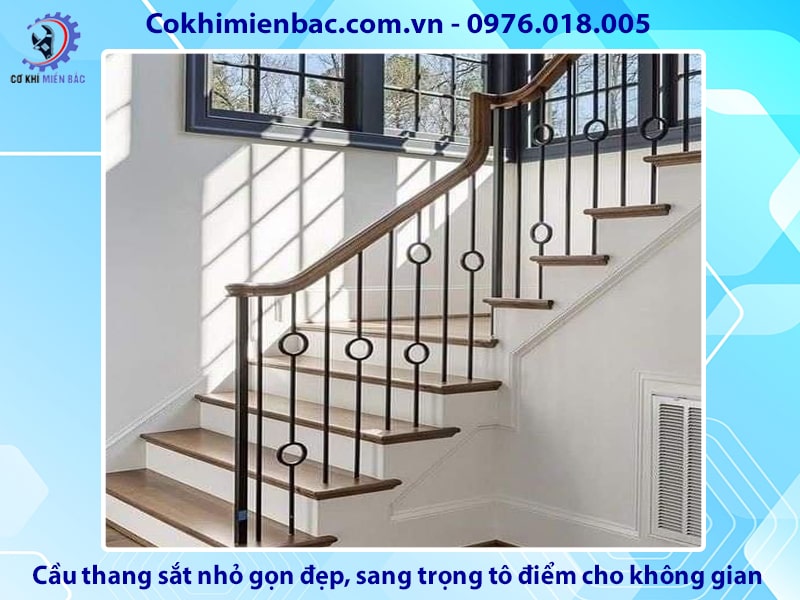 Cầu thang sắt nhỏ gọn đẹp, sang trọng tô điểm cho không gian